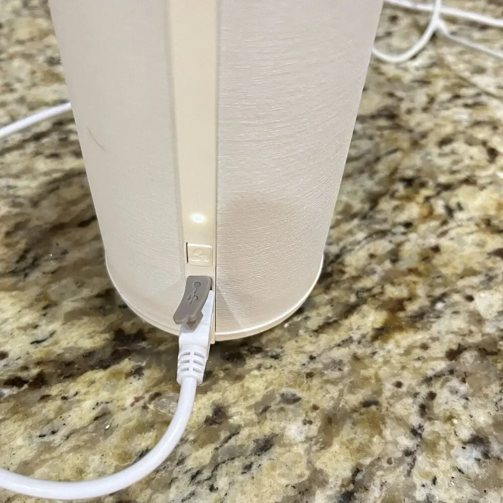 Scentsy Go White With USB Cable For Charging & 9 Scent Pods - Picture 5 of 10